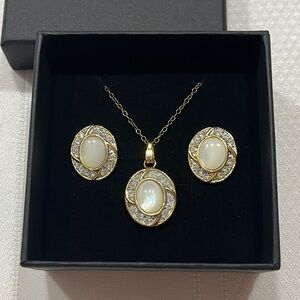 Gold filled (stamped) necklace and earring set. Oval. Feminine.